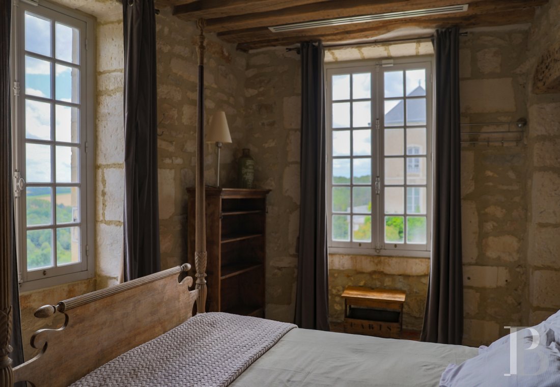 En Bourgogne, non loin de Vézelay, un château en bord de falaise surplombant l’Yonne - photo  n°30